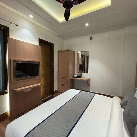 Hotel Crown Savoy, Near Railway Station & Guru Nanak Dev University アムリトサル エクステリア 写真