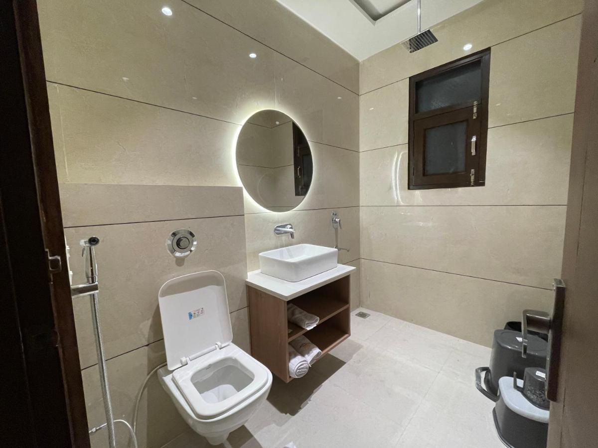 Hotel Crown Savoy, Near Railway Station & Guru Nanak Dev University アムリトサル エクステリア 写真