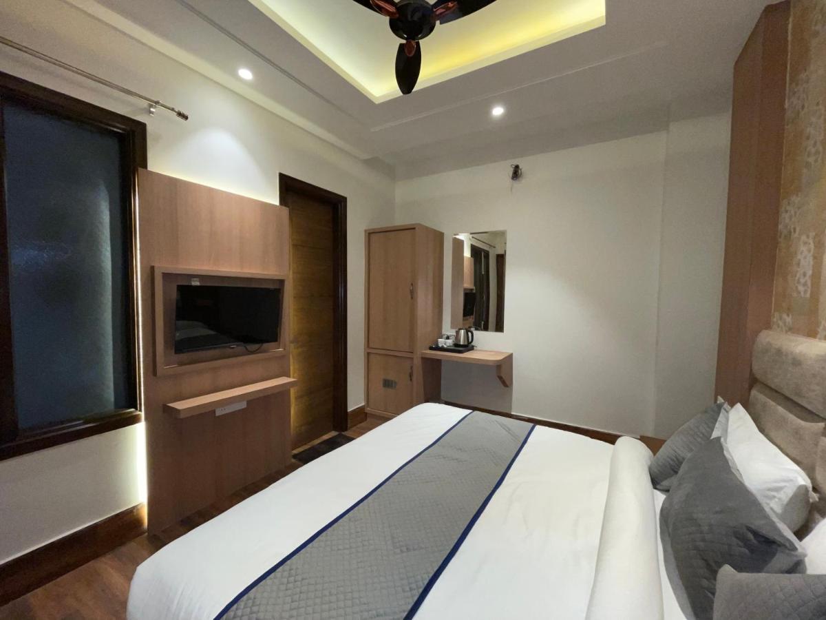 Hotel Crown Savoy, Near Railway Station & Guru Nanak Dev University アムリトサル エクステリア 写真