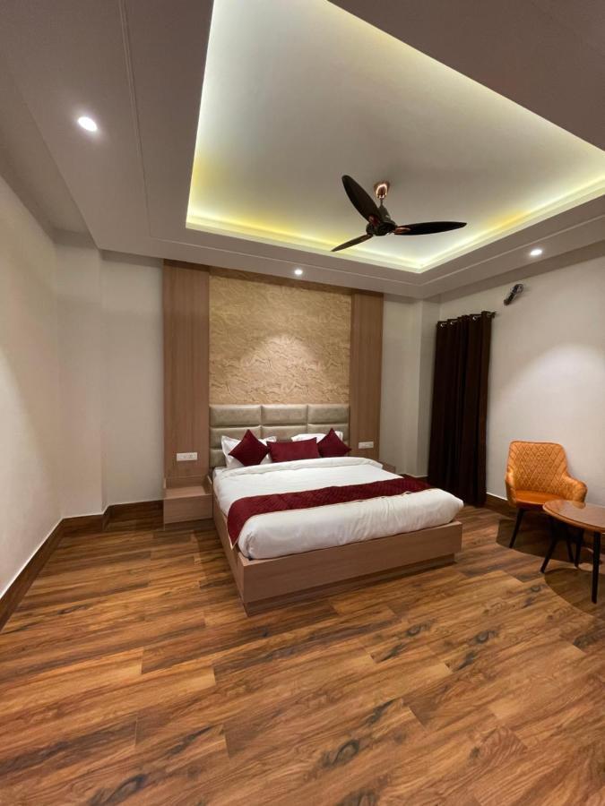 Hotel Crown Savoy, Near Railway Station & Guru Nanak Dev University アムリトサル エクステリア 写真