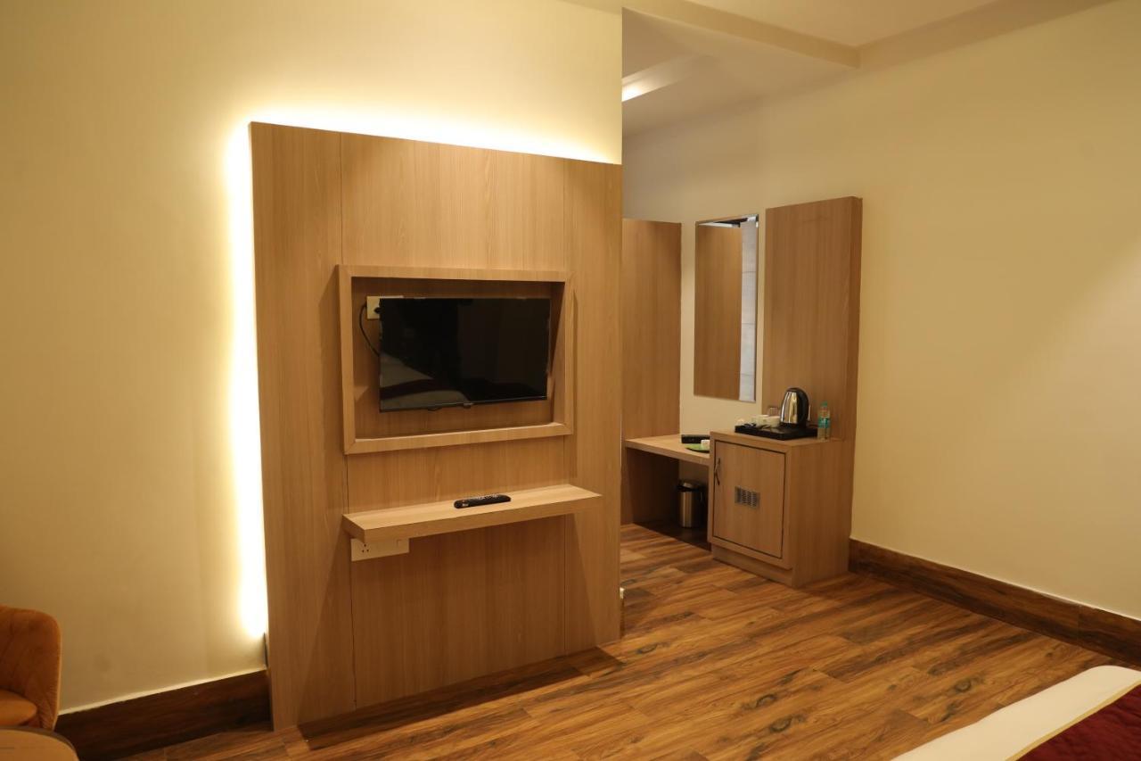 Hotel Crown Savoy, Near Railway Station & Guru Nanak Dev University アムリトサル エクステリア 写真