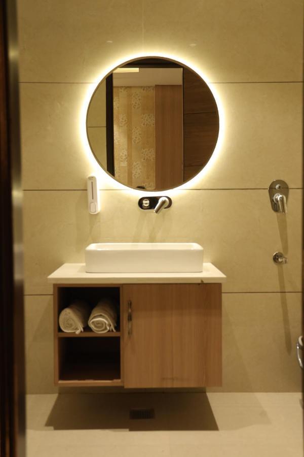 Hotel Crown Savoy, Near Railway Station & Guru Nanak Dev University アムリトサル エクステリア 写真