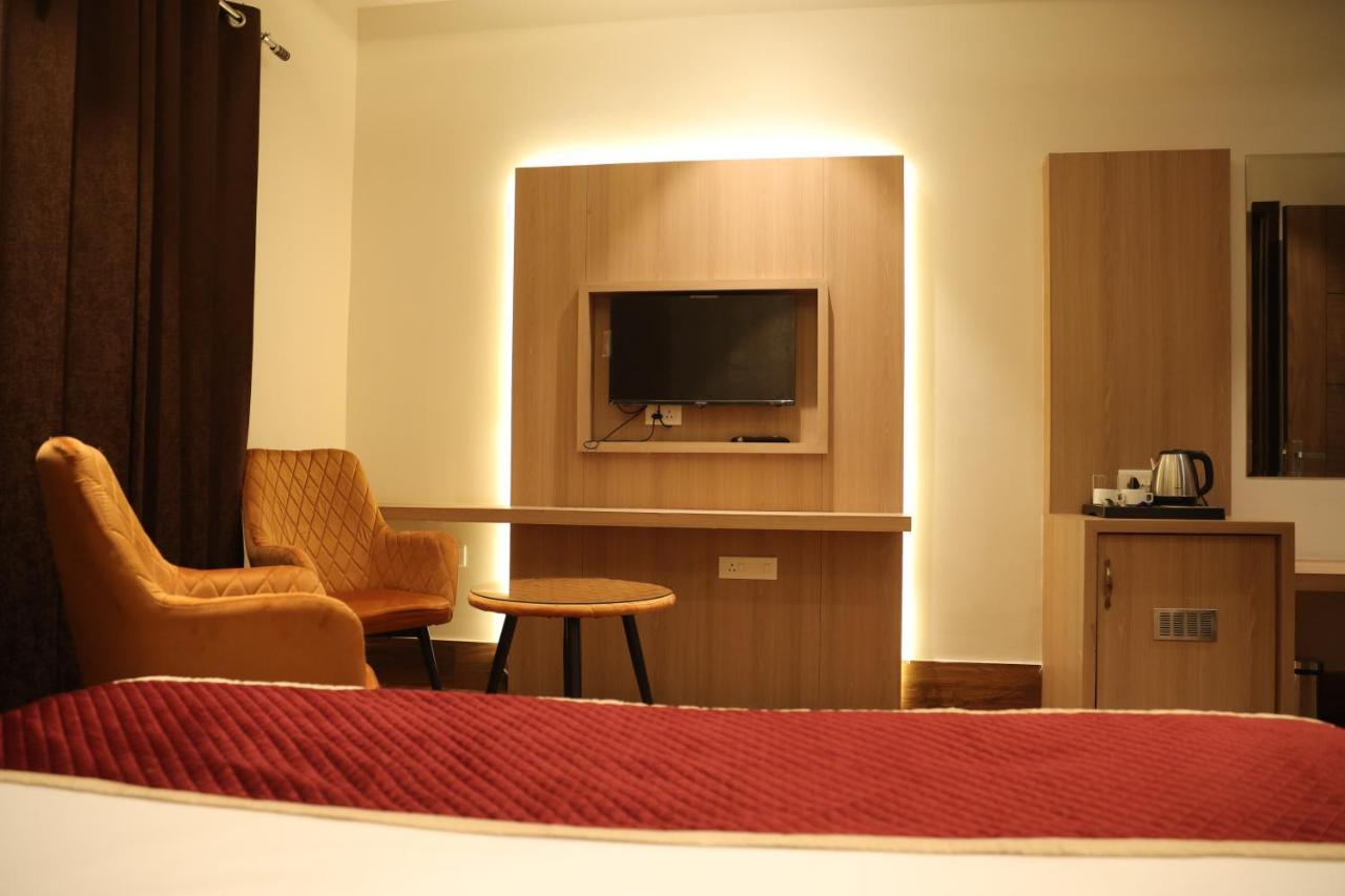 Hotel Crown Savoy, Near Railway Station & Guru Nanak Dev University アムリトサル エクステリア 写真
