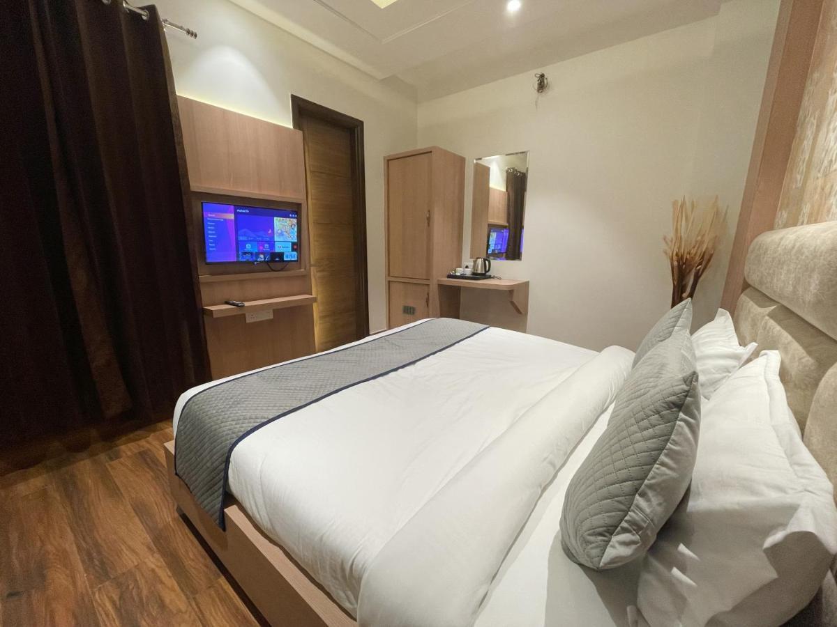 Hotel Crown Savoy, Near Railway Station & Guru Nanak Dev University アムリトサル エクステリア 写真