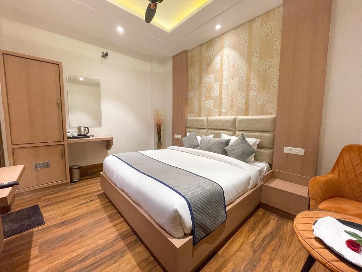 Hotel Crown Savoy, Near Railway Station & Guru Nanak Dev University アムリトサル エクステリア 写真