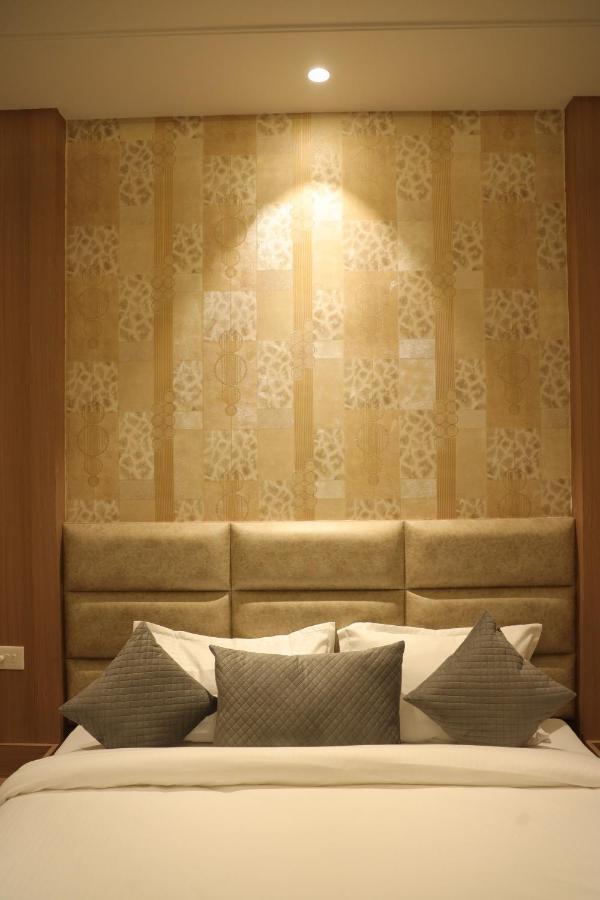 Hotel Crown Savoy, Near Railway Station & Guru Nanak Dev University アムリトサル エクステリア 写真