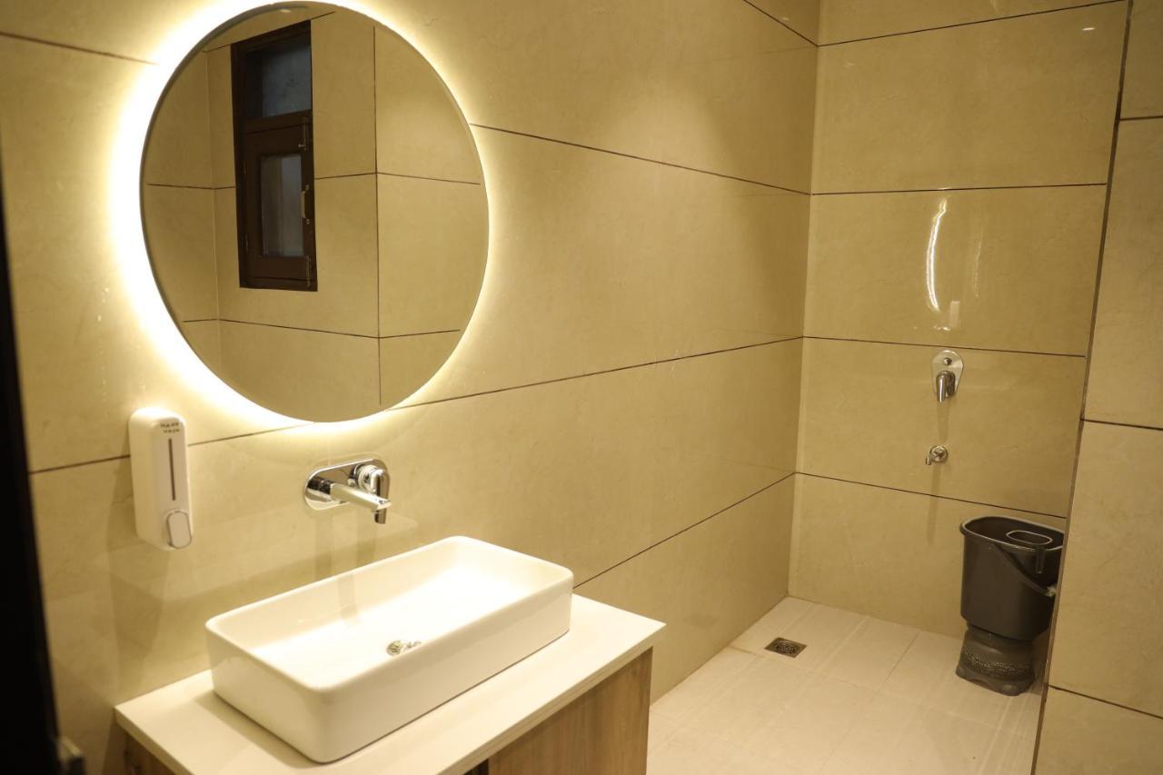 Hotel Crown Savoy, Near Railway Station & Guru Nanak Dev University アムリトサル エクステリア 写真