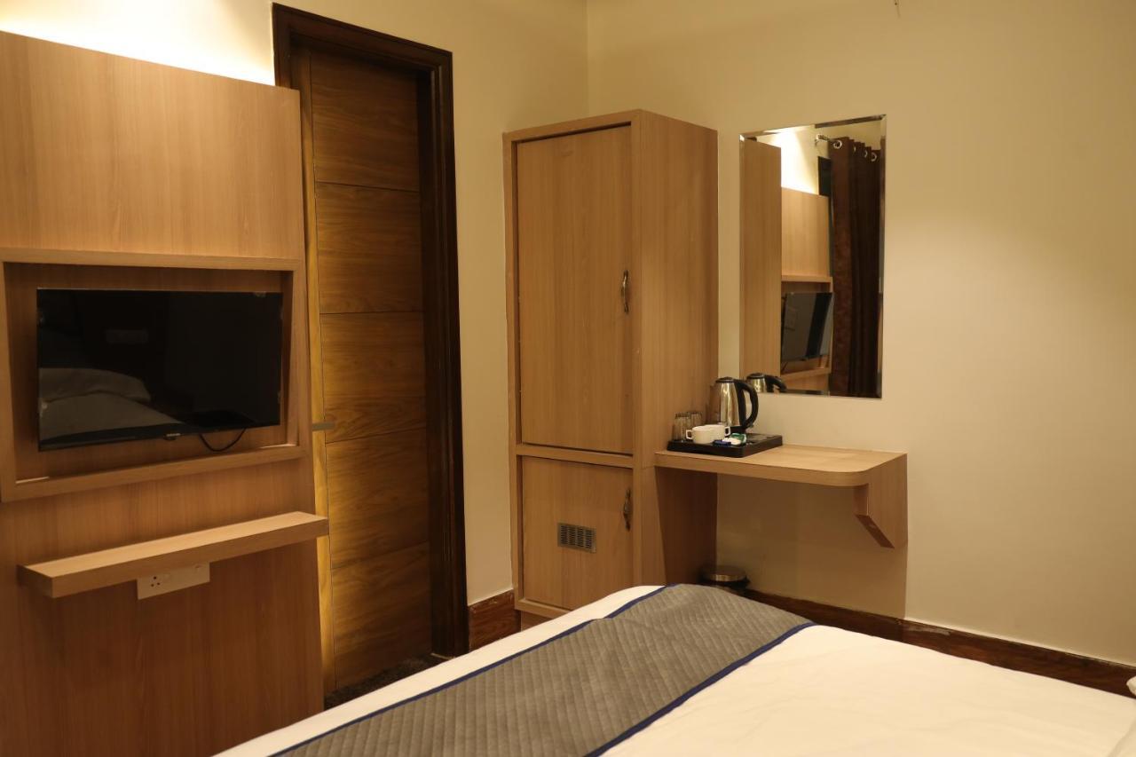 Hotel Crown Savoy, Near Railway Station & Guru Nanak Dev University アムリトサル エクステリア 写真