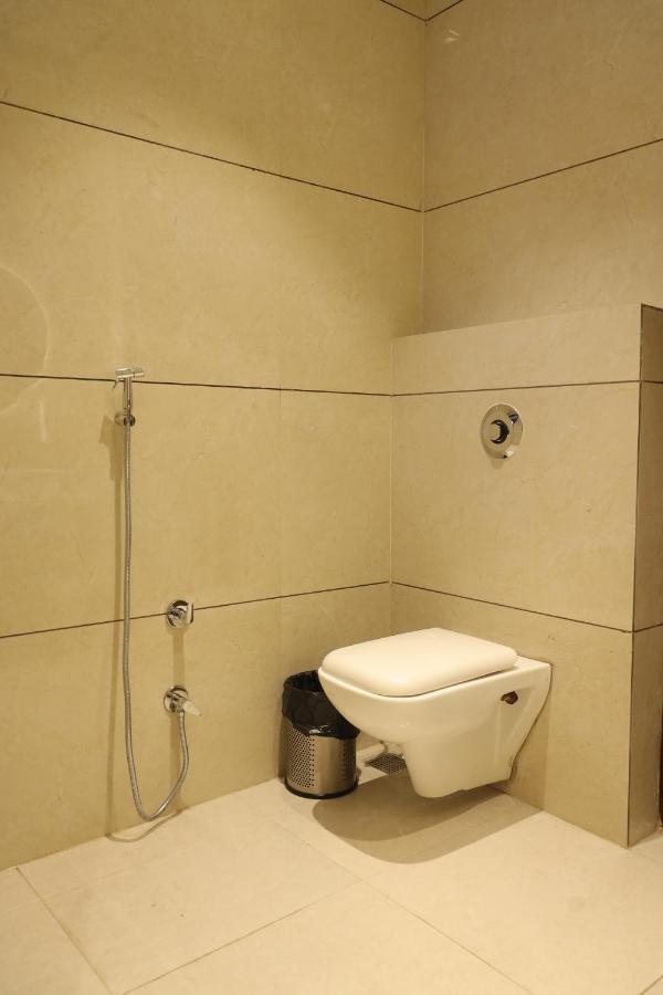 Hotel Crown Savoy, Near Railway Station & Guru Nanak Dev University アムリトサル エクステリア 写真