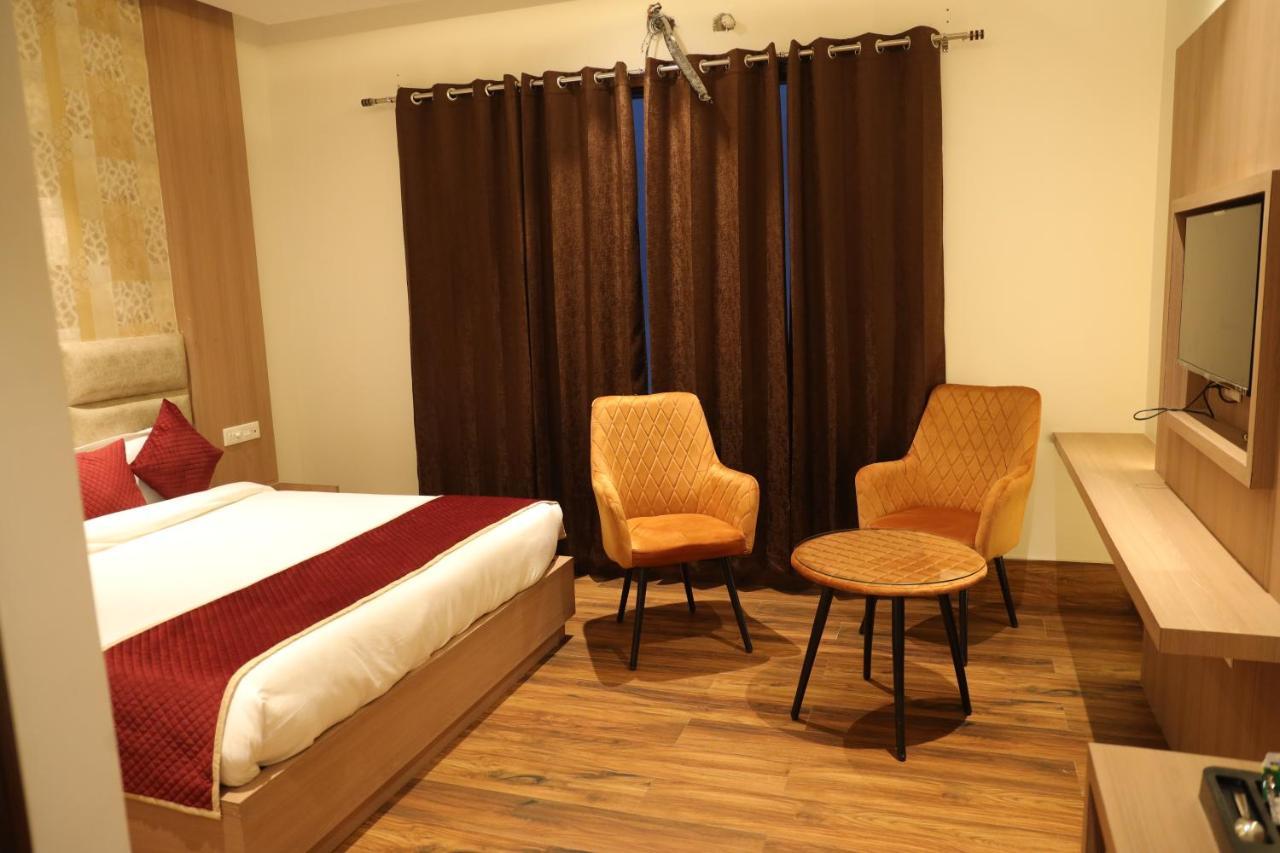 Hotel Crown Savoy, Near Railway Station & Guru Nanak Dev University アムリトサル エクステリア 写真