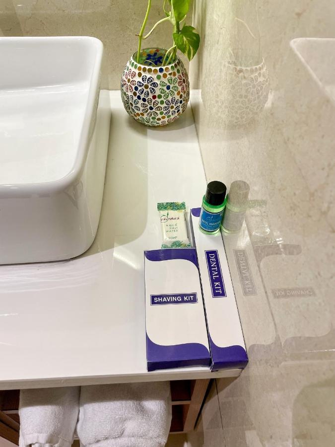 Hotel Crown Savoy, Near Railway Station & Guru Nanak Dev University アムリトサル エクステリア 写真