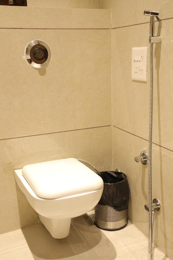 Hotel Crown Savoy, Near Railway Station & Guru Nanak Dev University アムリトサル エクステリア 写真