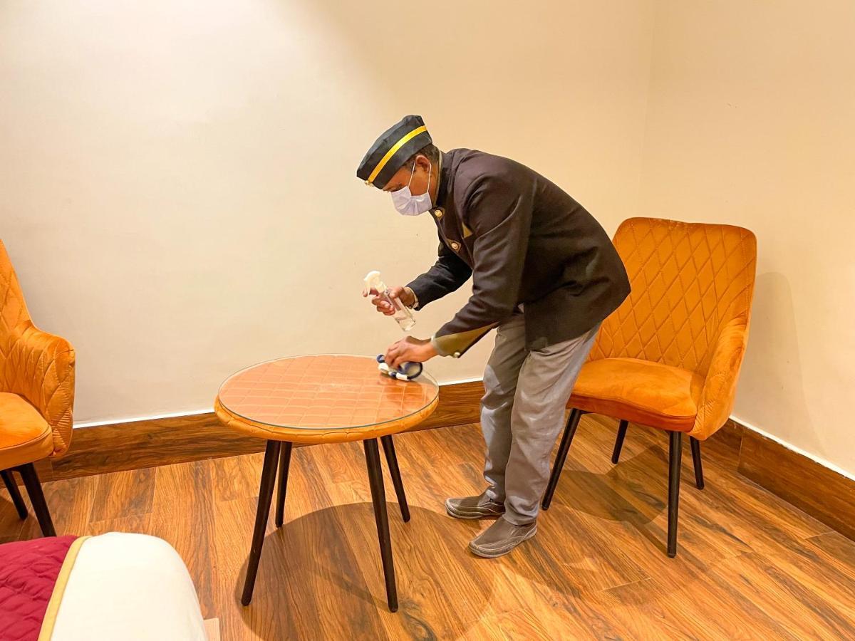 Hotel Crown Savoy, Near Railway Station & Guru Nanak Dev University アムリトサル エクステリア 写真
