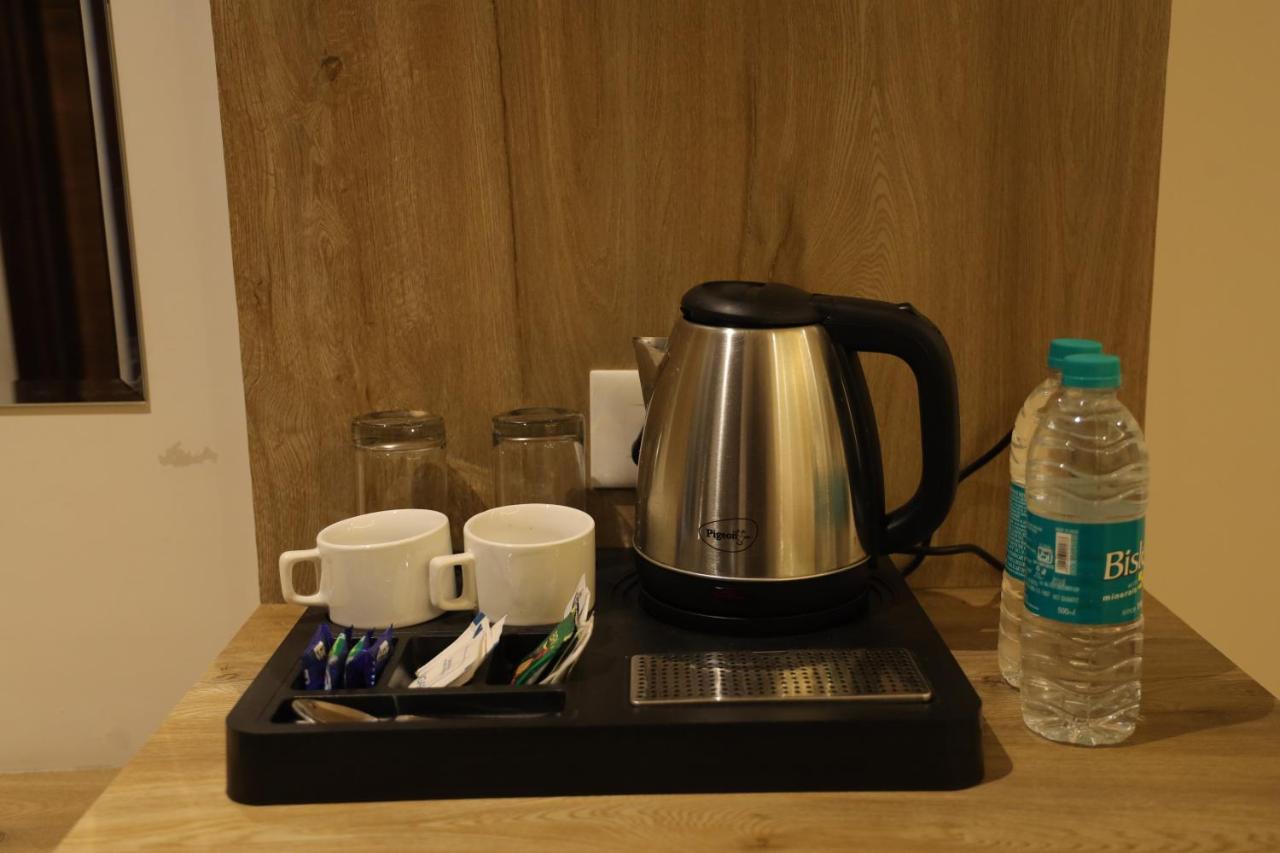 Hotel Crown Savoy, Near Railway Station & Guru Nanak Dev University アムリトサル エクステリア 写真