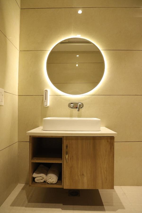 Hotel Crown Savoy, Near Railway Station & Guru Nanak Dev University アムリトサル エクステリア 写真