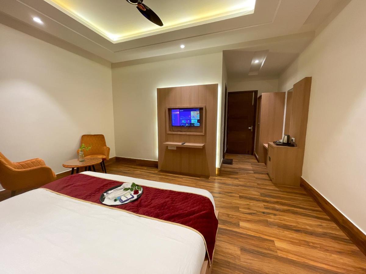 Hotel Crown Savoy, Near Railway Station & Guru Nanak Dev University アムリトサル エクステリア 写真