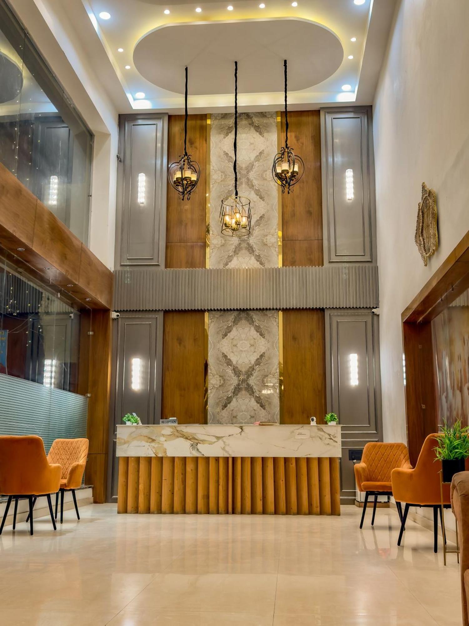 Hotel Crown Savoy, Near Railway Station & Guru Nanak Dev University アムリトサル エクステリア 写真