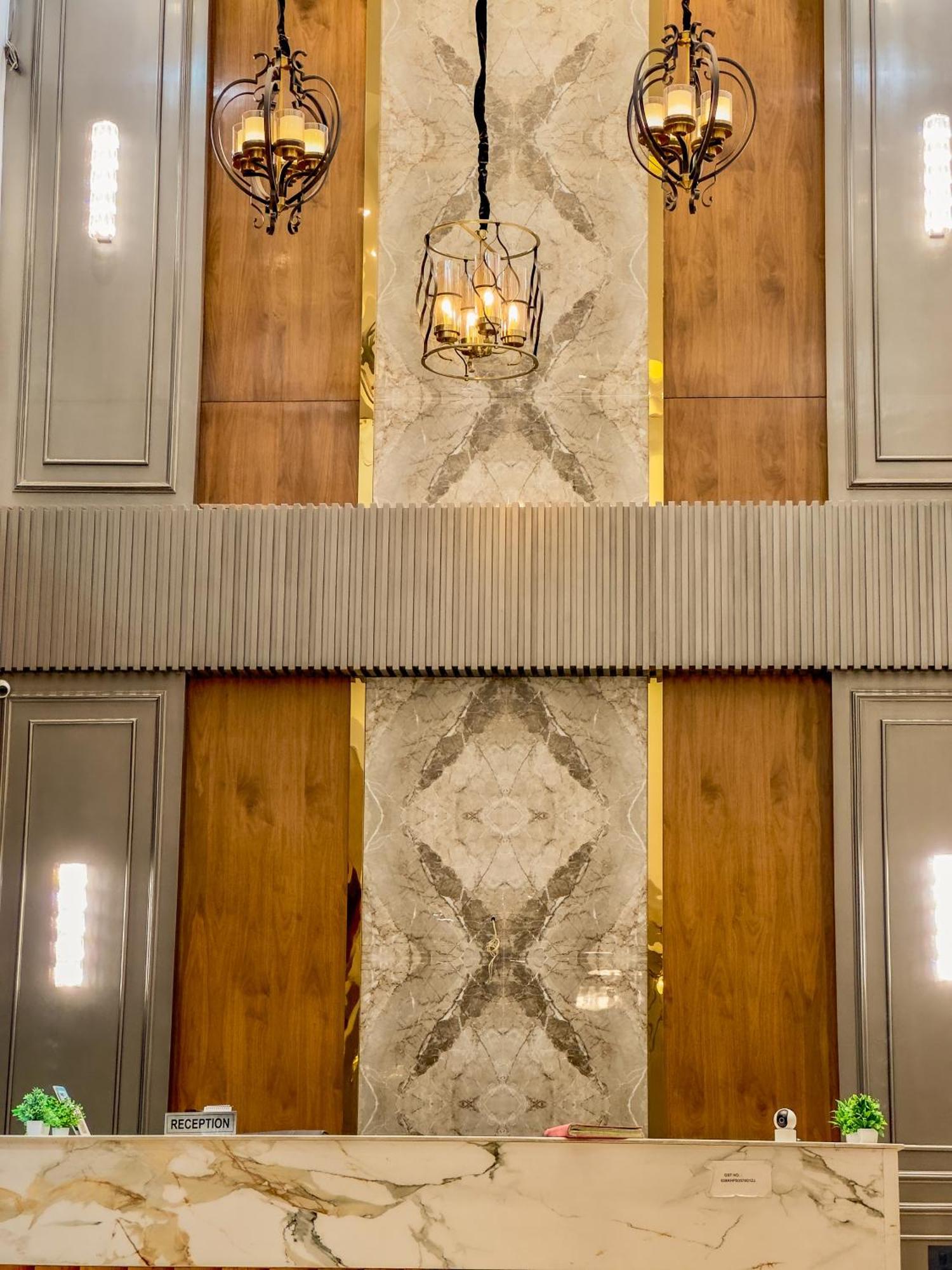 Hotel Crown Savoy, Near Railway Station & Guru Nanak Dev University アムリトサル エクステリア 写真